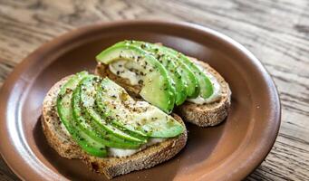 toasts avec tahini sauce et tranché Avocat photo