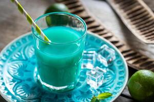 verre de curaçao bleu et cocktail de jus photo