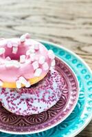 deux beignets sur le assiette photo