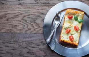 lasagne sur le métal assiette photo