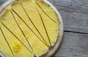 citron Tarte sur le en bois Contexte photo