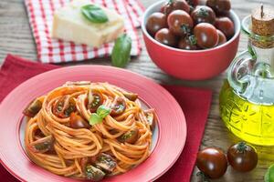 portion de spaghetti avec Cerise tomates photo