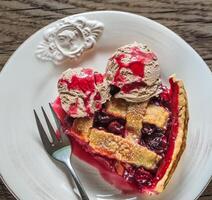 tranche de Cerise tarte avec des balles de Chocolat la glace crème photo