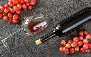 verre et bouteille de vin rouge photo