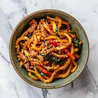 ai généré yaki udon dans une vert bol mis sur une blanc marbre table photo