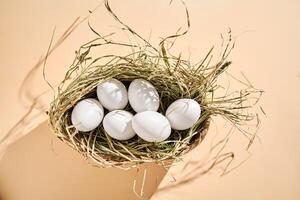 osier panier avec ferme Naturel blanc des œufs. photo