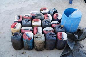 une collection de jerry canettes faire la queue à avoir nettoyer l'eau. concept illustration de une sécheresse saison donc cette l'eau est rare photo