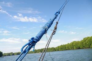 corde nœud pour attacher une navire lorsque ancré photo
