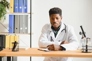 amical africain américain médecin dans moderne bureau. photo