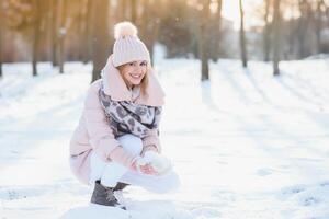 Beau portrait d'hiver de jeune femme dans le paysage enneigé d'hiver photo