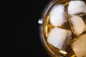verre de scotch whisky et la glace plus de noir Contexte photo