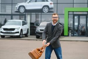 Jeune homme dans le voiture concession. photo