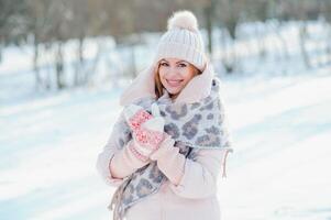 magnifique souriant femme hiver portrait photo