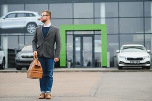 content acheteur près le voiture dans de face de le moderne avtosalon bâtiment photo