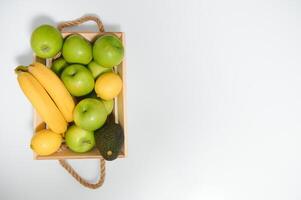 des fruits dans une en bois boîte dans le cuisine. Fait main boîte. photo