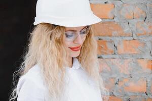 femmes ingénieur Regardez à bâtiment verre. photo