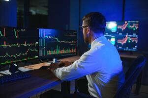 financier analyste. homme d'affaire travaux dans investissement banque centre ville Bureau à nuit photo