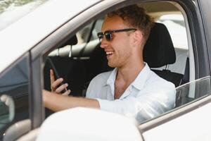 électrique voiture chauffeur - vert énergie biocarburant concept. Masculin derrière roue. homme conduite Nouveau respectueux de la nature véhicule Jeune Masculin propriétaire fier sur de soi à la recherche à caméra, Taxi chauffeur concept. photo