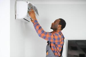 professionnel dépanneur installation air Conditionneur dans une pièce photo