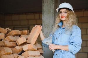 femme avec brique dans construction concept photo