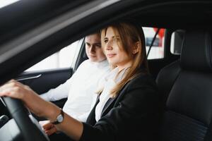 Jeune magnifique affaires femme séance dans sa auto. photo