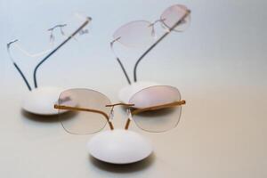 élégant lunettes plus de Contexte. optique magasin, des lunettes sélection, œil test, vision examen à opticien, mode accessoires concept. Haut voir, plat allonger photo