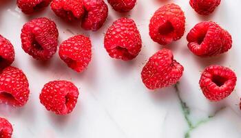 le photo de épars framboises sur blanc marbre table Haut vue