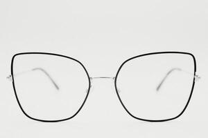 ancien des lunettes isolé sur une blanc Contexte photo