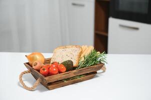 Fait main kraft boîte avec des fruits et des légumes et pain de le cuisine photo