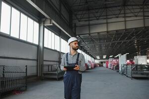 Jeune ouvrier dans entrepôt Contexte photo