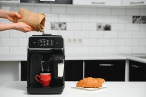 flou Contexte de cuisine et café machine avec rouge tasse et espace pour vous photo