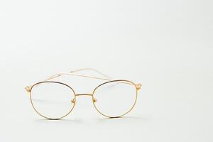 ancien des lunettes isolé sur une blanc Contexte photo