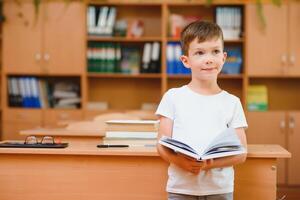 garçon dans le école Salle de classe. le concept de scolarité photo