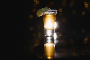 Tequila coup avec citron vert . sélectif concentrer photo