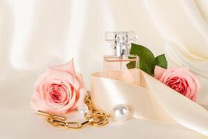élégant bouteille de aux femmes parfum parmi beige satin ruban, rose des roses, or Collier sur en tissu satin Contexte. parfum et beauté concept. photo