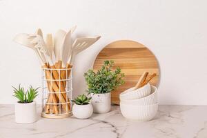 élégant cuisine Contexte avec cuisine ustensiles sur marbre blanc comptoir. de face voir. minimalisme. photo