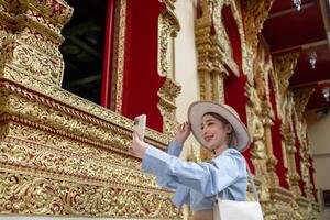 voyageur asiatique femme en voyageant et en marchant dans Bangkok chiang mai temple, Thaïlande, randonneur femelle sentiment content dépenses se détendre temps dans vacances voyage photo