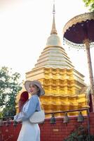 voyageur asiatique femme en voyageant et en marchant dans Bangkok chiang mai temple, Thaïlande, randonneur femelle sentiment content dépenses se détendre temps dans vacances voyage photo