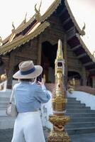 voyageur asiatique femme en voyageant et en marchant dans Bangkok chiang mai temple, Thaïlande, randonneur femelle sentiment content dépenses se détendre temps dans vacances voyage photo