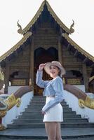 voyageur asiatique femme en voyageant et en marchant dans Bangkok chiang mai temple, Thaïlande, randonneur femelle sentiment content dépenses se détendre temps dans vacances voyage photo