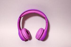 violet écouteurs sur une gris Contexte. photo