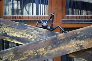 peu noir mannequins sur une en bois planches. photo