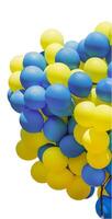 Jaune et bleu des ballons. gros bouquet de des balles. ballon Contexte avec endroit pour texte. photo