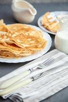 mince Crêpes. farineux aliments. petit déjeuner sur le tableau. photo