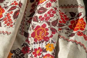 ukrainien vêtements brodé chemise. rouge Orange et noir fils Contexte. vyshyvanka est une symbole de Ukraine. broderie traverser piqûre. nationale ukrainien point. traditionnel Vêtements symbole photo