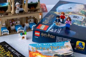 lego constructeur boîte basé sur le harry potier livres par jk Rowling. Château et minimen. Jeu ensemble pour les enfants et Ventilateurs. Ukraine, kyiv - janvier 17, 2024. photo