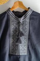 ukrainien vêtements brodé homme chemise. bleu gris et noir fils Contexte. vyshyvanka est une symbole de Ukraine. broderie traverser piqûre. nationale ukrainien point. traditionnel Vêtements symbole photo