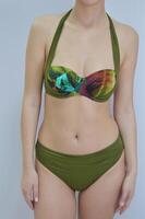 aux femmes vert bikini maillot de bain sur une mince méconnaissable modèle. tenue de plage pour femmes photo