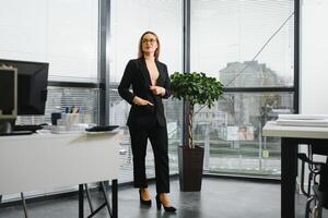 portrait de souriant moderne affaires femme dans Bureau photo