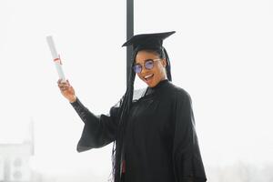 content africain américain femelle étudiant avec diplôme à l'obtention du diplôme photo